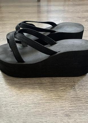 Босоніжки на платформі zara
