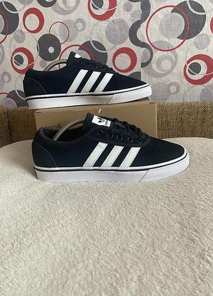 Оригінальні замшові кросівки adidas