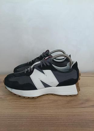 Кросівки  new balance 327 blanc beige ws327ka
розмір 39 довжина устілки 25 см
стан гарний( на 1 кросівку клеявся носок вказано на фото)