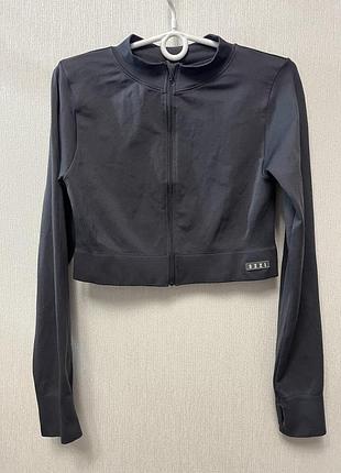 Ця вкорочена спортивна куртка adidas essentials чорного кольору має крій, що облягає, і комір-стійку.
