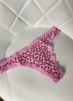 Трусы стринги в клубничке с кружевом victoria’s secret