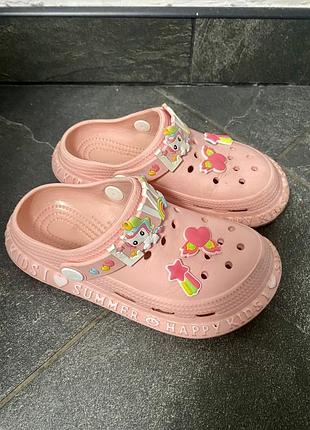Розовые кроксы