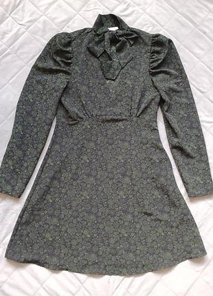 Короткое платье от бренда topshop имеет цветочный принт и изящную завязку на шее, размер м