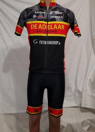 Комплект велоформы bioracer de adelaar выполнен в черном, красном и желтом цветах, размер м.