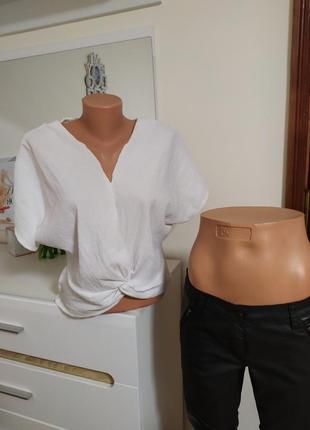 Біла блуза з вирізом v