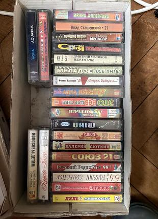 Вінтажна колекція касет і дисків: аудіо, vhs, dvd