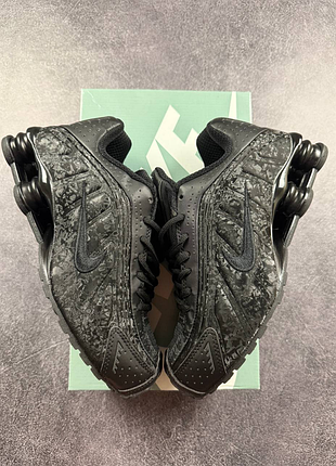 Nike shox r4 black dk smoke grey