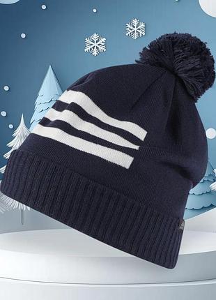 Темно-синя шапка з помпоном та білими смужками — модель adidas pompom beanie