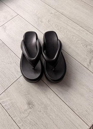 Трендові вʼєтнамки сандалі шльопки чорні на платформі zara