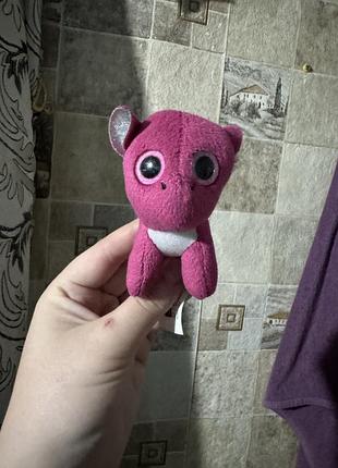 Рожева м'яка іграшка — оригінальний дракончик percy з колекції ty beanie boos, випущена для mcdonald's у 2020 році