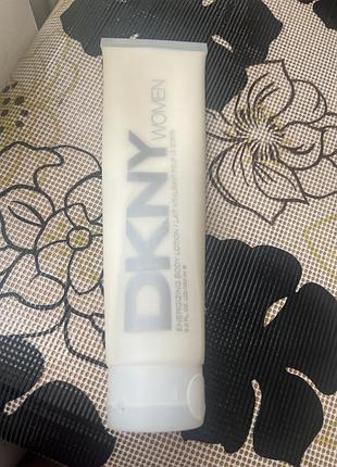 Емульсія для тіла dkny women energizing, що забезпечує зволоження та залишає легкий аромат.
