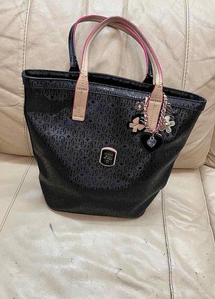 Черная оригинальная номерная сумка guess