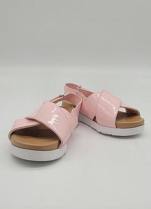Дитячі лаковані сандалі ugg k klara