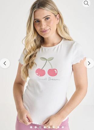 Нова.футболка peacocks cream & pink cherry print soft pyjama top ivory cream