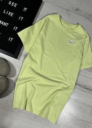 Яскрава футболка nike
