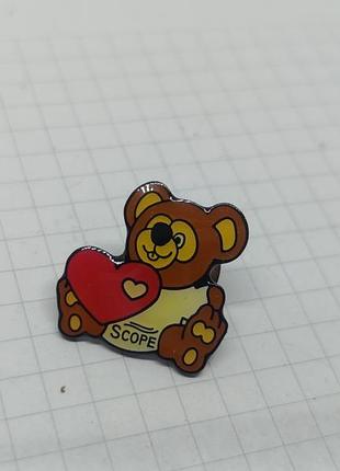 Брошка ведмедика з серцем
