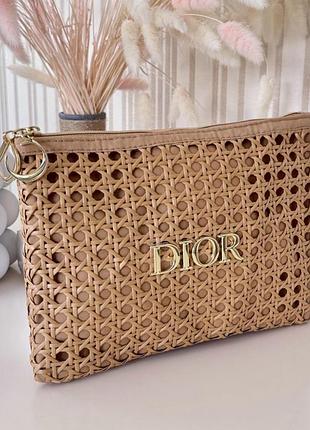 Лімітовану сумочку-косметичку з ротанговим плетінням від бренду dior