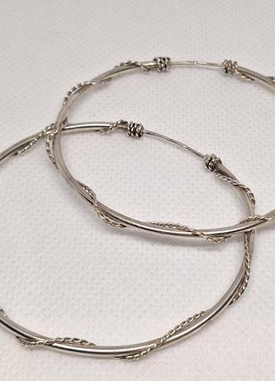 Серебряные серьги-кольца конго с узором из закрученной веревки