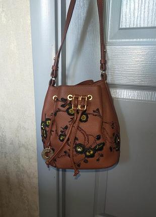 Эксклюзивная кожаная сумка-мешок (bucket bag) от déesse of switzerland с вышивкой