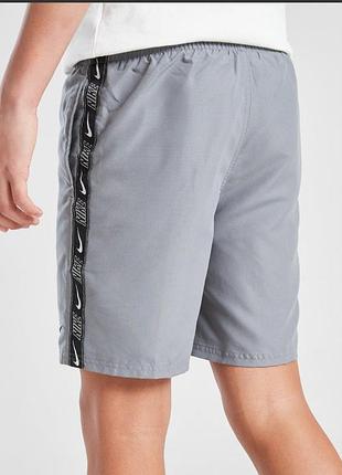 Серые шорты для плавания nike tape с контрастной боковой полосой с логотипом. на рост 157-170 см