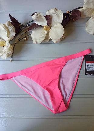 Красиві яскраво-рожеві плавки бікіні, низ від купальника