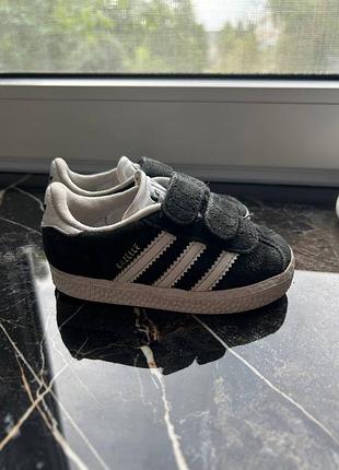 Adidas кросівки