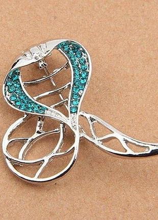 Брошь серебристая в форме кобры с голубыми стразами, 4,5×4 см