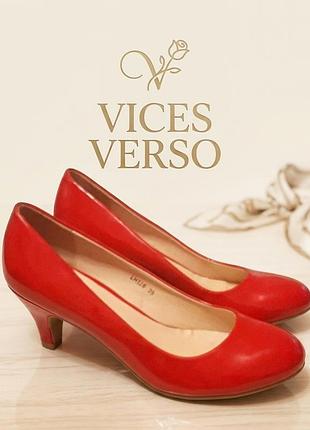 Женские лакированные туфли,гламурные,
недорогие лодочки vicesverso,
франция,р.39, узкая ножка