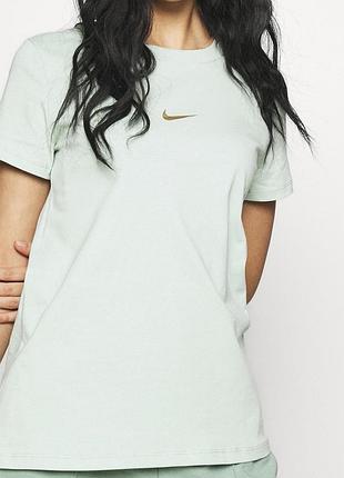 Спортивная футболка унисекс nike з золотистым принтом