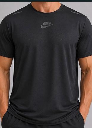 Футболка nike dri-fit у класичному чорному кольорі.