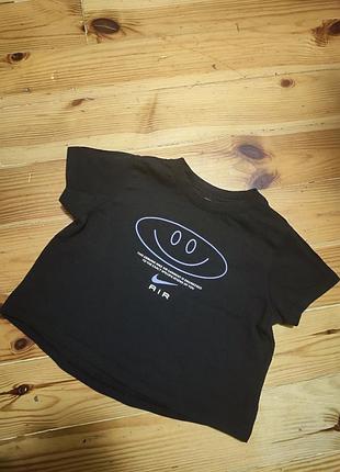 Дитяча укорочена футболка nike air older kids' (girls') cropped t-shirt у чорному кольорі на зріст 137-146 см