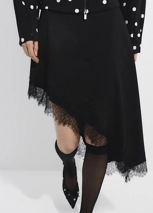 Чорна асиметрична спідниця з мереживом від бренду zara