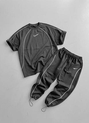 Чоловічий костюм nike в сірому кольорі