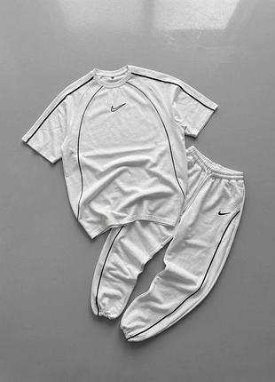Чоловічий костюм nike в білому кольорі