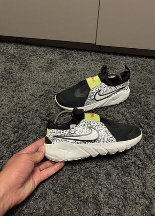 Оригінальні nike flex runner 2 jp (у забарвленні «doodles» / black-summit white