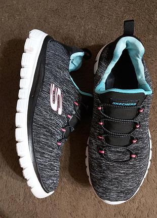 Женские кроссовки от skechers. размер пишут 38. по факту стелька 25см.