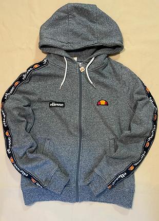 Стильна сіра кофта на блискавці від ellesse з капюшоном та фірмовими лампасами на рукавах.