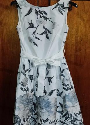 Белое платье с принтом цветы