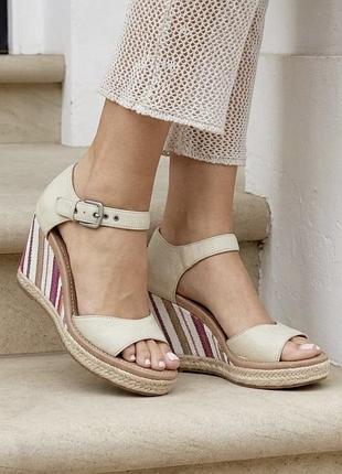 Жіночі шкіряні босоніжки на танкетці ugg 36