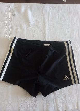 Чоловічі плавки adidas  замір : висота 26 см 
п о талії 36 см а при розтягуванні 43 см