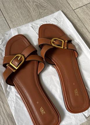 Шкіряні шльопанці zara з ремінцем. розмір 35-35.5. коричневого кольору.
