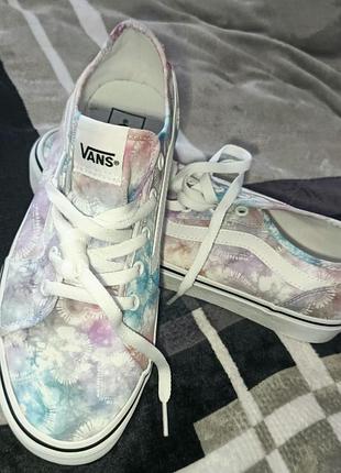Жіночі кеди vans filmore decon у забарвленні «тай-дай» (різнобарвний принт) зі шнурівкою та міцною вулканізованою підошвою.