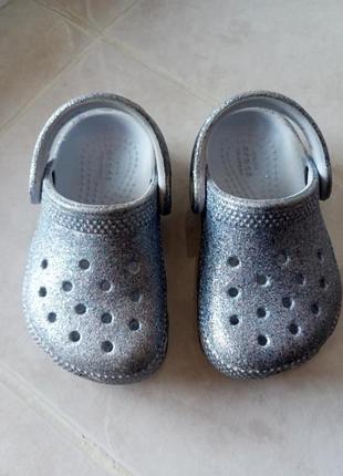 Стильные серебристые кроксы сабо шлепанцы бренда crocs. u 5. eur 22