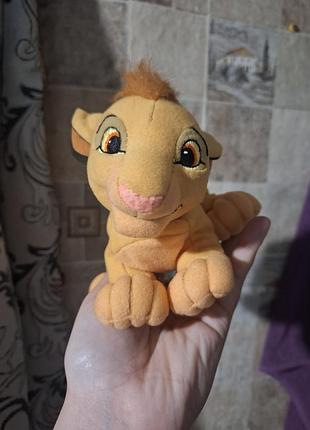 Это мягкая игрушка симба от disney, известная по мультфильму «король лев».