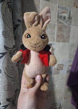 Мягкая игрушка кролик питер (peter rabbit), выполненная по мотивам сказок беатрикс поттер