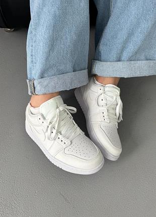 Женские кроссовки nike air jordan 1 low triple white — купить в