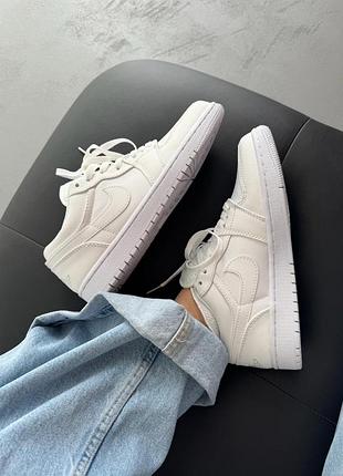 Женские кроссовки nike air jordan 1 low triple white — купить в