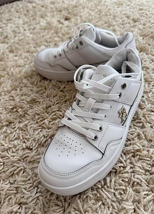 Жіночі білі шкіряні снікерси кросівки кеди tommy hilfiger th basket sneaker lo
