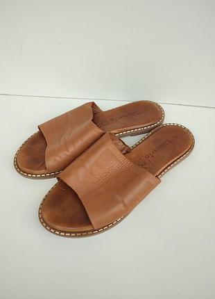 Кожаные стильные шлепанцы tamaris