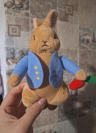 Кролик питер (peter rabbit), персонаж сказок беатрикс поттер.